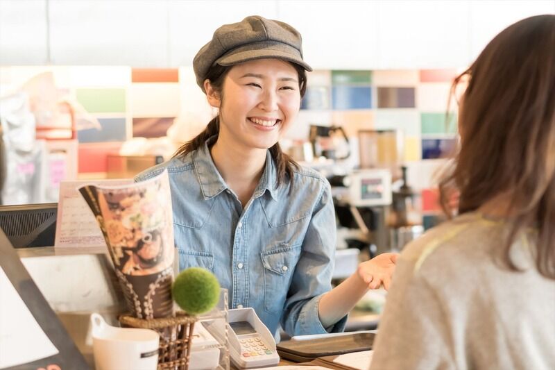 カフェで接客するスタッフ